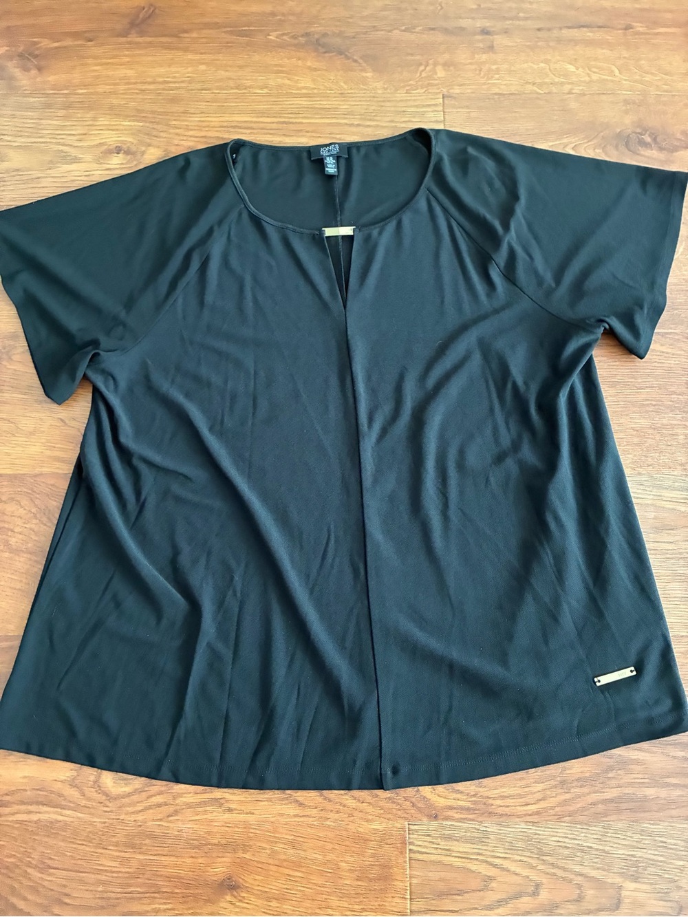 New Jones New York short-sleeve keyhole neckline blouse